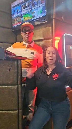 IT'S SUNDAY AND WE INSIDE MUG'S PUB 63 NEW ST IRVINGTON NJ FREE ADMISSION ☑️ @diamondaccord GILL @ THAT BAR I'M ON THE SET #COMEGETTHISWORK #ALLMUDOISWORK #DOWHATYOULOVEMU #GETRICHORDIETRYING | Dee Jay Mustafah