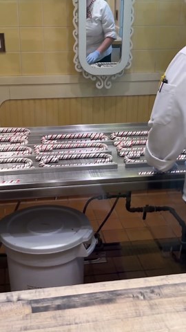 Disneyland Giant Candy Cane 🍭🍬 #disneyland #candycane #moviecoupleeats