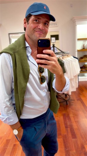 Outfit of the day… Again following the ‘three piece rule’ for a more sophisticated yet casual appearance. To be precise this one is actually considers a five piece outfit by adding a sweater, baseball cap and sunglasses! Blue and white striped shirt by @boggimilanoofficial Navy tailored trousers by @Pini Parma Green sweater by @Ralph Lauren Blue baseball cap by @Polo Ralph Lauren Brown tassel loafer by @Meermin Sunglasses by #raen #otd #style #threepiecerule casualchic bagelsandblazers