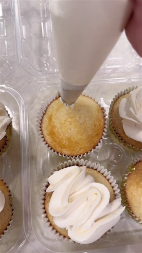 #creatorsearchinsights this buttercream frosting recipe is easy and so good! I love to use this for cakes, cupcakes, & cookie cake! Ingredients 2 sticks unsalted butter at room temp 4 cups powdered sugar 1 tbs vanilla extract #baking #bakingtiktok #buttercreamrecipe