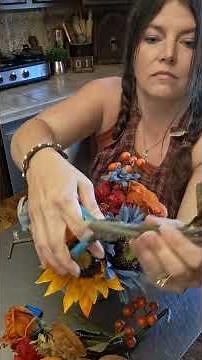 Easy Rustic Farmhouse Centerpiece for Fall. Fall Home Decor DIYs #farmhousedecor #fallhomedecor 🍁