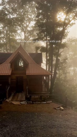 What’s more romantic than our Hemlock Treehouse surrounded by the clouds of the Great Smoky Mountains? Hemlock has all the creature comforts including: - Japanese soaking tub - indoor and outdoor showers - king sized organic bed - Nespresso coffee maker - long range sweeping views - breakfast lunch included Elk & Embers has over 5 miles of hiking on site plus we are adjacent to to the Great Smoky Mountains National Park. Come stay two nights with us and get your 3rd night 50% off with the code E