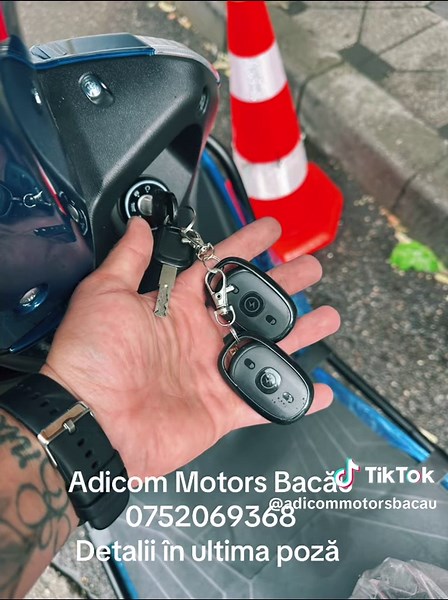 #adicommotorsbacau #scutere #farapermis Producator\tRDB Dimensiuni (cm) L x l x h\t193.2 x 67.3 x 115.1 Greutate produs (kg)\t65 Autonomie acumulator (km)\t120 Tip acumulator\t72V32Ah Durata incarcare (h)\t4-6 Putere motor W\t2000W Viteza maxima km/h\t25 Km/h Capacitate acumulator (ah)\t32 ah Garantie acumulatori (luni de zile)\t6 Garantie motor (luni de zile)\t24 Tensiune alimentare\tAC 220V - 50 Hz Voltaj baterie\t72V Anvelopa frontala\t90/90-12 Anvelopa spate\t90/90-12 Frana fata\tDisc Frana 