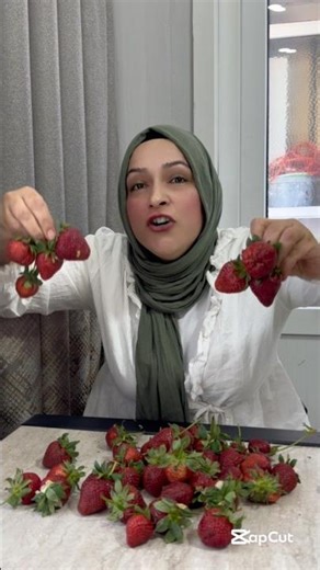 10 kg. çilek yedi çilek yerken hile yapttı #arabic #funny #shotrs #comedy #asmr #food #araba #yemek