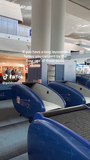 Check out these sleeping pods in the Istanbul airport ! Every aiport needs these. #istanbul #istanbulairport #sleepingpods #sleepingpodreview #istanbulguide #turkeytraveldiaries #turkeytravelguide