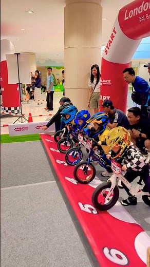 Lomba balap sepeda dorong pakai helem biru dan gold seru siap sedia mulai