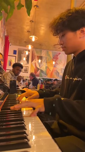 A singer surprises everyone in the restaurant 😱 #piano #music #pianocover #pianomusic | Joshua Maravillas
