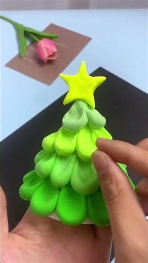 A Christmas tree made of jelly case is simple and beautiful. Let's try it with children.