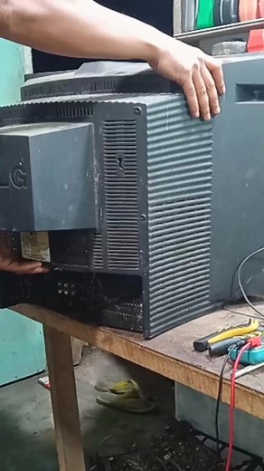 320K views · 2.3K reactions | he opened the back cover of the CRT TV easily #open #casing #oldtv #crttv #tubetv | Andi Distorsing | Facebook