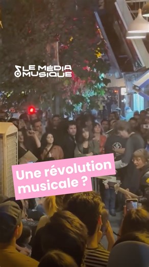 Le Média Musique 🎵 on Instagram: "L'extrait ci-dessus date du 24 octobre 2025. Mais aujourd'hui, depuis quelques jours, un soulèvement populaire a lieu en Iran, contre la république islamiste renforcée par le régime d'Ali Khamenei en place depuis 1989. Parmi les nombreuses restrictions en place, beaucoup concernent les arts, et notamment la musique, vue comme un moyen de transgression. Toute musique non religieuse est strictement contrôlée par le ministère de la Culture et de l’Orientation isla