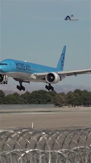 Amazing!! Boeing77W ‪@koreanair‬ LANDING AT LAS 4K #plane