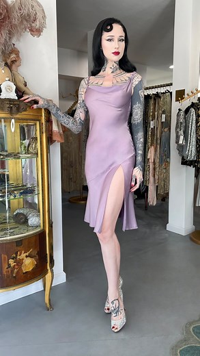 💜Like how you look🎶 This rare John Galliano lilac satin bias-cut slip dress dates back to his 2000 spring-summer collection💐 The lilac purple satin fabric has a shiny sheen creating a light reflective effect overall and is slippery smooth to the touch🤤 The stunning straps are very intricate; small structural looped circles at different lengths create clever asymmetry at the top🪡 The curved seam near the waist is met by a seductive thigh-high slit🔥 The bias-cut gracefully slips over the bod