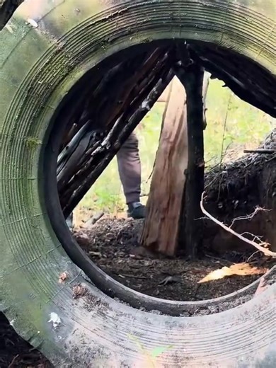 How to create a shelter from recycled materials and tree trunks#outdoors #camping #travel #survival #camping24hs | Camping2day | Facebook