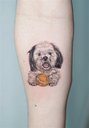 Este peque no puede ser más gracioso 🐾🤍 📍MADRID — Private Studio USA Dates Available (Miami) 🗓️Limited appointments each month. Apply via by DM or LINK IN BIO #tattoo #pettattoo #dog