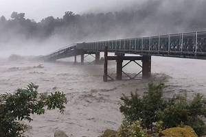 Some incredible footage has emerged of the moment a traffic bridge on New Zealand's South Island twists and snaps during a serious storm. 😲 | ABC Perth