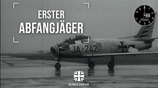 Das Jagdflugzeug F-86 Sabre war der erste echte Abfangjäger der noch jungen Luftwaffe. Sie hatte mehr als 300 F-86 in verschiedenen Varianten im Einsatz. Der Jet des US-Herstellers North American Aviation war ursprünglich als Tagjäger ausgelegt, spätere Modelle waren dank eines Radars allwettertauglich. Die Maximalgeschwindigkeit lag bei rund 1.100 Km/h, also noch im Unterschallbereich. Mehr über unsere historischen Kampfjets erfährst du über den Link in den Kommentaren! (Video: #Bundeswehr) | B