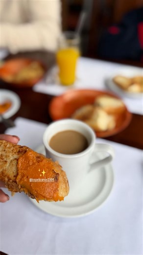 👨‍👩‍👧‍👦✨ En Los Pelícanos Hotel Inn Restaurant te esperamos con un ambiente totalmente familiar, cálido y acogedor, ideal para venir con tu pareja, tu familia o amigos y disfrutar de un momento especial juntos. 💛🏡 Aquí cada visita se vive con tranquilidad, sonrisas y buena vibra 🌿😊. Es un lugar donde puedes sentarte, platicar, relajarte y pasar un buen rato, ya sea hospedándote en nuestro hotel 🛏️✨ o compartiendo una agradable estancia en nuestro restaurante 🍽️🌊. Nos gusta que te sien