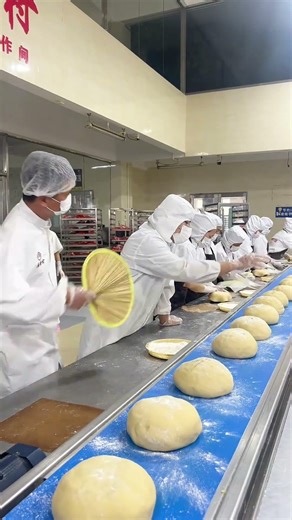 Sweet Serenity on Assembly Line #baking #chineseburger#mooncake