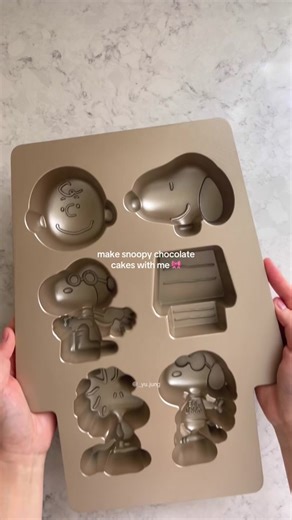 mini snoopy chocolate cakes 🤎 will be baking all my cakes in this snoopy cake pan from now on @yujung | @_yu.jung @Snoopy @Beabadoobee #snoopy #peanuts #chocolatecake #cake #minicake #chocolate #bakewithme #baketok #baking #homebaking #homecafe #dessert #peanutsgang #charliebrown #cute #aesthetic #snoopytok #snoopyhaul