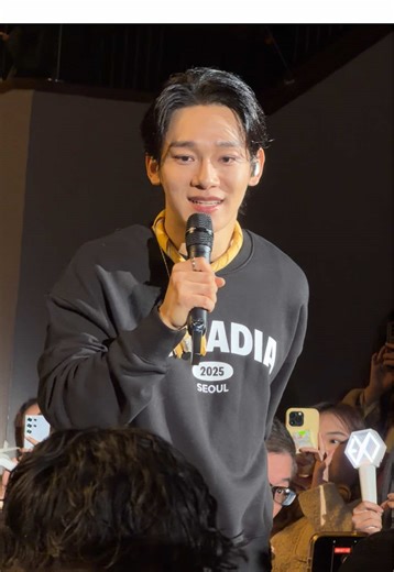 Pokoknya next konser kalau ada acara kek gini lagi, aku mau ngajuin diri. Event suaraku ngga bagus-bagus amat.. Seenggaknya aku hafal liriknya 😂😂😂😂😂 EXO-L INDONESIA yang dipilih buat nyanyi harusnya lebih dari 2 orang,sihhh… Aku percaya sama skill noraebangnya EXO-L /Kpop fans Indonesia raya😂😂 #chen #chenexo #chenarcadiaintaipei