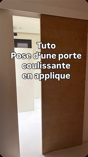 Raphaël Tuto, Astuces, DIY, Béton Ciré Addict on Instagram: "⭐️ Je t’explique comment poser une porte coulissante en applique. 🌟 Tu commences par tracer un trait sur ton rail 10 cm de chaque côté de ce dernier, et un autre a équidistance entre les deux premiers traits que tu as réalisé 🌟 Tu positionnes le système qui permet de fixer le rail sur le mur et qui accueillera le bandeau. 🌟 Tu positionnes les cales au sol pour y poser la porte dessus. 🌟 Tu pose le rail au-dessus de ta porte et tu v