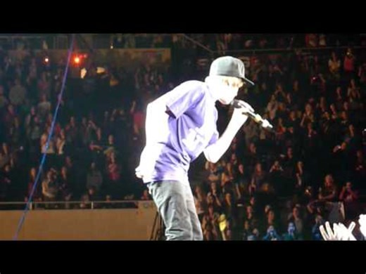 近距离看贾斯汀比伯表演love me   baby