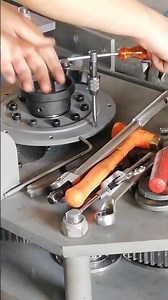 FEMALE TURNER FITTING TOGETHER MINING WINCH AFTER CUTTING THREADS IN LOW CARBON CASING