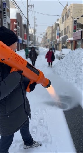 A large dry sprayer that can clear snow in one go even when there is a lot of snow.