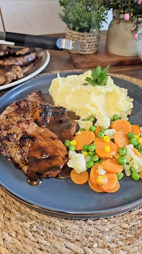 Super zarte & saftige Putensteaks mit cremigem, selbstgemachtem Kartoffelpüree – einfach himmlisch! 😍 Perfekt gewürzt, goldbraun angebraten und mit einer herzhaften Soße serviert. Dazu gibt’s buntes Gemüse für den extra Frischekick 🥕🌽🥦 Einfach, lecker, hausgemacht. Zarte Putensteaks, cremiges Püree, Soße drüber – fertig ist das perfekte Feierabendessen! 😋 #foodlover #hausgemacht #rezeptideen #putensteak #kartoffelpüree #comfortfood #abendessen #schnellundeinfach #lecker #foodie #instafood |