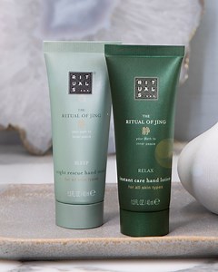 Ons Cadeau aan Jou | Besteed €40 of meer en krijg een The Ritual of Jing Hand Care Set cadeau. Dit masker voor 's nachts werkt terwijl jij slaapt en zorgt ervoor dat je handen heerlijk zacht worden. De handcrème kun je heel gemakkelijk in je handtas stoppen voor als je ook onderweg wilt hydrateren. Handig, toch? http://rituals.world/35cVsyX | Rituals Cosmetics