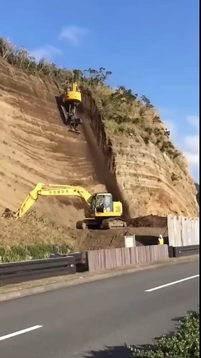 Spider Excavator on a Cliff | Machinery Magazine