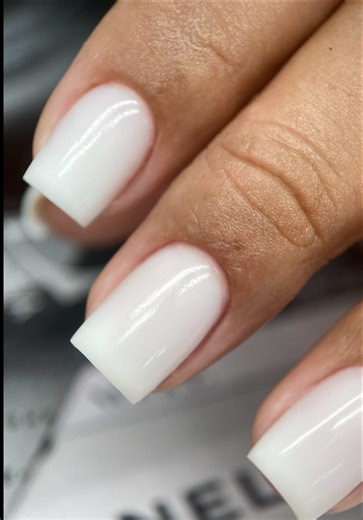 Dejemos de normalizar en redes sociales lo que supuestamente es “perfecto”. La belleza no tiene un solo tono♥️ Las pieles oscuras no son un reto, son una oportunidad para nosotros como profesionales de uñas: la oportunidad de realzar su tono con una elección cromática y estratégica. Si tu cliente desea blanco. claro que debes respetar su decisión. Trabajé un Milky White, aplicando sobre su uña natural ✔️técnica de hilo ✔️Cuidando estructura ✔️nivelación y armonía visual. El resultado no fue solo