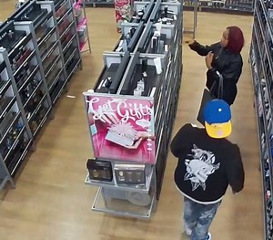 131K views · 1.1K reactions | CAUGHT ON CAMERA: Police are trying to...