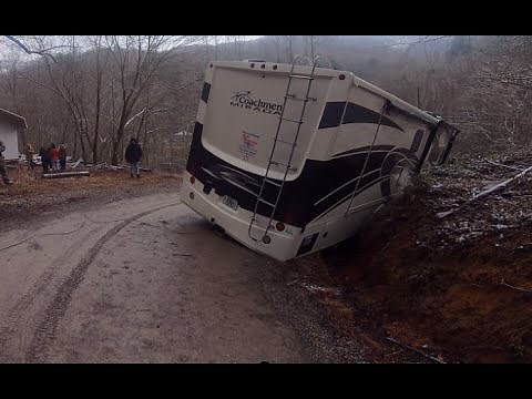 [WINCHOUT] RV stuck on a narrow road in hartford, tn.