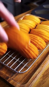 材料4つ！1個15円でマドレーヌ作り方！ 材料 ◯マドレーヌ ・ホットケーキミックス150g ・牛乳150ml ・サラダ油30g ・はちみつ50g Ingredients: Madeleines 150g pancake mix 150ml milk 30g vegetable oil 50g honey #簡単レシピ #お菓子作り #マドレーヌ | Syuncooking