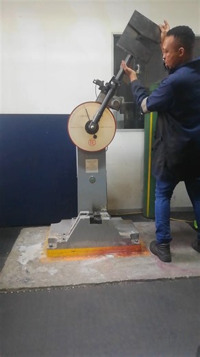 HOW TO SWING AND DROP HEAVY MANUAL HAMMER PERFORMING TOUGHNESS V-NOTCH TEST ON MOUTON PENDULE CHARPY