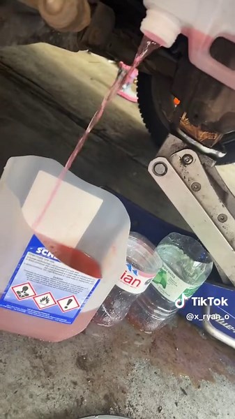 VW timing belt, sick of the coolant making a mess when you drop the coolant pump, hit me up for the trade mark on this tool 😂#l #vw #volkswagen #caddy #van #fyp #mechanic #TECH #garage #manchester #repair #engineering #engineer