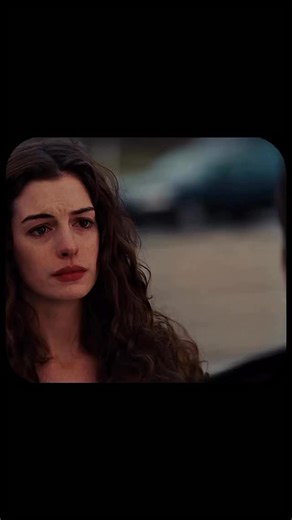 DOLPHHIN CLUB | ARTE ATRAVÉS DO CINEMA on Instagram: "Amor e Outras Drogas é um filme romântico e intenso que acompanha Jamie, um jovem vendedor farmacêutico charmoso, e Maggie, uma mulher independente que vive sem acreditar em relacionamentos duradouros. O que começa como algo casual logo se transforma em um amor profundo, colocado à prova quando Maggie enfrenta uma doença que muda completamente sua forma de ver a vida. Entre paixão, medo e amadurecimento, o filme mostra que amar também exige c