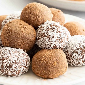 10 Minute Chocolate Coconut Balls - Rum Balls