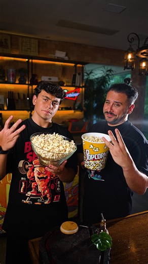 Patricio Carvalho on Instagram: "3 dicas para pipoca perfeita🍿🤯 Ingredientes👇: 100g de Milho de pipoca 300ml de Água Óleo Tempero: 100g de bacon fatiado @lojaswift 1 colher de sopa de lemon pepper Preparos: Para o tempero comece levando o bacon para assar no microondas em um prato com papel toalha por 3 minutos. Espere esfriar e triture. Misture com o lemon pepper e reserve. Coloque os grãos de milho de molho na água por 15 minutos, escorra e seque bem. Coloque um pouco de óleo na panela junt