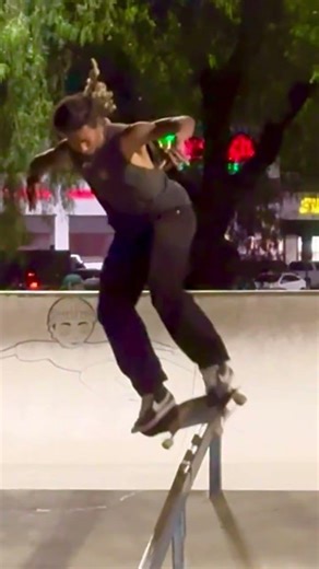 Night skating // backside feeble