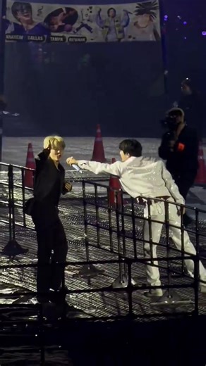 2.4K views · 211 reactions | JIN LETTING JIMIN SING 凉 #RUNSEOKJIN_epTOUR_ENCORE #Jin_TOUR_ENCORE D2 | BTSxArmy HyungLine | Facebook