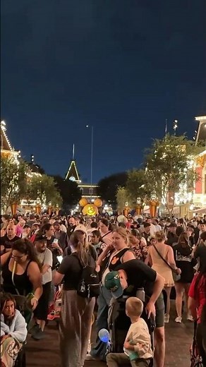 Disneyland 2025 Main Street USA Late Night People Watching Walt Disney Fun Night