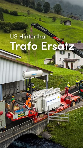 ebs Energie AG on Instagram: "Nach rund 40 Dienstjahren haben wir unseren Transformator (kurz “Trafo”) bei der Unterstation Hinterthal in Muotathal ersetzt. Projektleiter Werner Item erzählt uns von den Eindrücken und Herausforderungen dieses Projekts. ⚙️⚡ Der Trafo dient dazu, die Spannung im Stromnetz umzuwandeln und zu regulieren. Er transformiert sie zu 15 kV – das ist die Spannung, die für die Stromlieferung in die Quartiere benötigt wird.🔌🏘️ #trafo #stromnetz #versorgungssicherheit #hint
