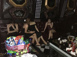 Hàng chục cô gái thác loạn trong karaoke cùng nhóm bạn trai