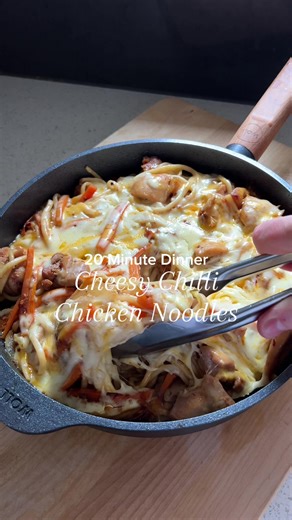20-minute cheesy chicken noodles elevated with the WOLL Eco Logic Fry Pan. The Eco Logic Wooden Handle Fry Pan boasts a non-stick coating derived from natural quartzite, ensuring a healthier cooking experience with unparalleled non-stick performance, setting it apart from conventional pans. WOLL Australia #WOLL #ad #EcoLogic Ingredients: 4 chicken thigh fillets ¼ cabbage 1 carrot ½ brown onion 2 serves cooked udon noodles 1 tbsp oil for cooking 1 cup shredded cheese Chicken marinade: 1 tbsp chil