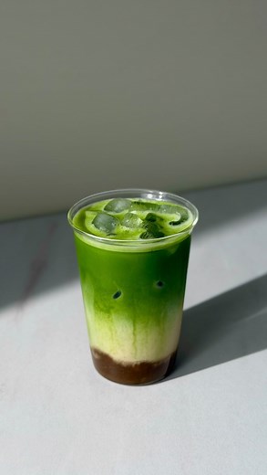 PerfectTed | Matcha Made Easy® on Instagram: "Banana Bread Matcha Latte 🍌🍞 To make the banana bread syrup: 1/2 cup brown sugar 1/2 cup water 1 blended ripe banana A sprinkle of cinnamon and cardamom For the matcha: 🍌 Pour your syrup into the bottom of your glass 🥛 Top with your milk of choice 🍵 Whisk 2g of matcha with 30 ml of water ✨ENJOY✨"