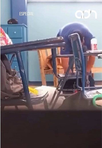 ¡Con las manos en la masa! Un profesor del CETMAR No. 32 en Empalme, Sonora, fue captado en video presuntamente robando dinero de las mochilas de sus propios alumnos dentro del salón de clases. De acuerdo con el caso, los estudiantes habrían colocado una cámara tras sospechar robos constantes, logrando grabar el momento exacto. El video se viralizó rápidamente y generó indignación entre padres de familia, quienes exigen una sanción inmediata. La escuela ya habría separado al docente mientras se