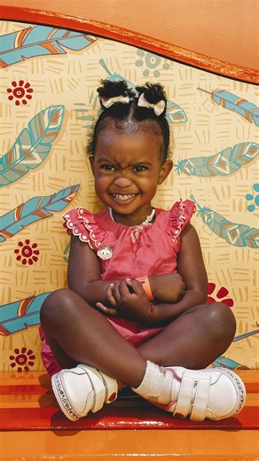 Aline Nicomédio | Maternidade Bilíngue on Instagram: "⚠️ a Dandara tem 2 anos, idade recomendada pela OMS para manter a amamentação. e por aqui o desmame está sendo gradual e no nosso tempo (pq se for só no dela, não vai acontecer kkkk) 🤍 o vídeo tem o intuito de levar humor, alívio e identificação para outras mães. mas quando editei, confesso que pensei muito em mudar o texto antes postar. porque "a idade certa para o desmame" ainda é um assunto sensível, cheio de opiniões, achismos e julgamen