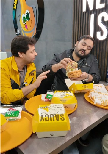 Dr saucy ka Fish Burger #vickypanda #streetfood #fishburger #seafood #pakistanifood